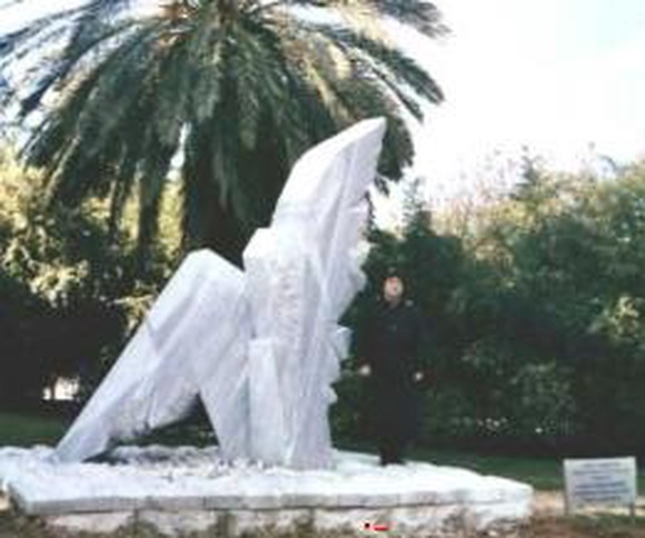 Перед зданием Мосгорсуда отрыли памятник гласности в виде ангела