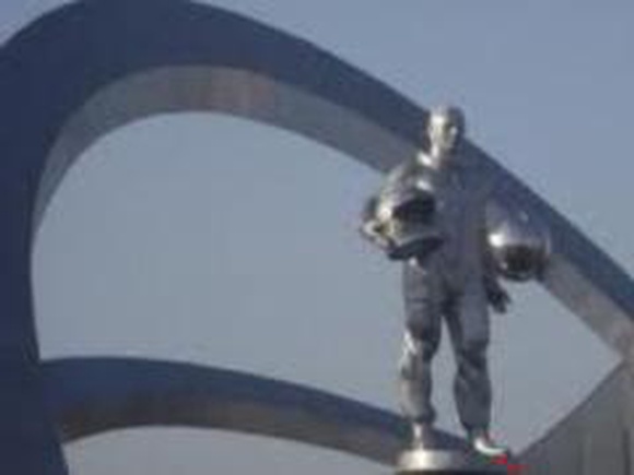 В Караганде открыли памятник Юрию Гагарину