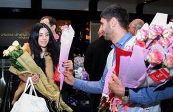 Женщин в ереванском аэропорту «Звартноц» сегодня встречают цветами