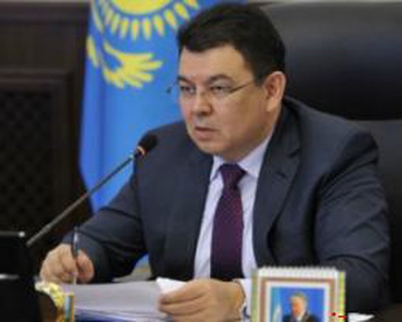 Аким Павлодарской области прокомментировал свое неоднозначное фото в СМИ