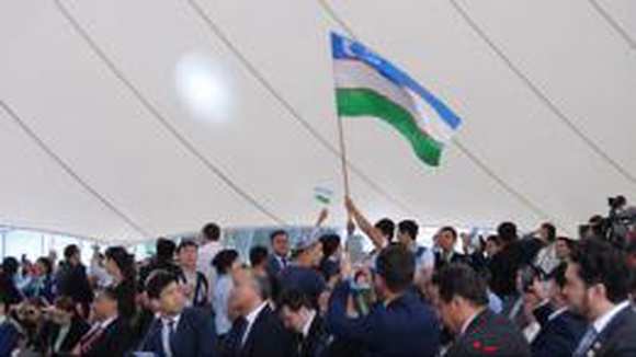 На ЭКСПО танцуют все: официальные лица Узбекистана устроили флешмоб
