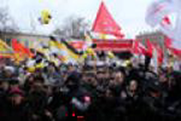 Участники митинга на Пионерской площади освистали оппозиционеров