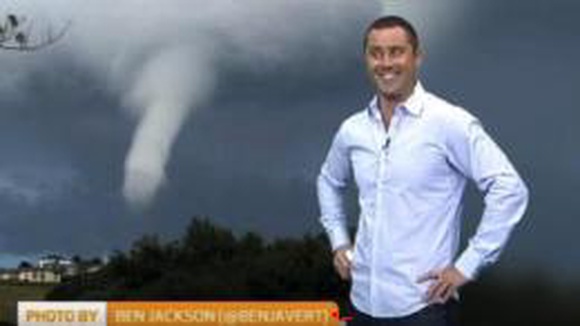 Новозеландских телеведущих рассмешило показанное в эфире облако в виде пениса