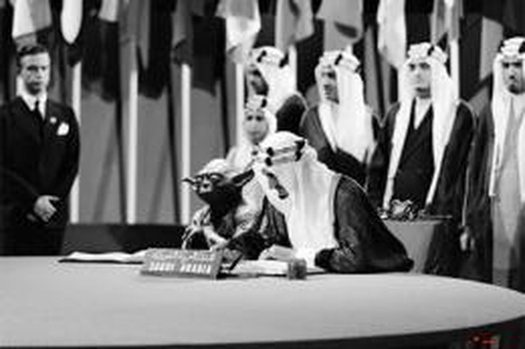 В Саудовской Аравии напечатали фото короля рядом с Йодой
