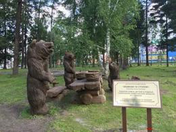 В Мариинске установили скульптуру «Медведи за столом»