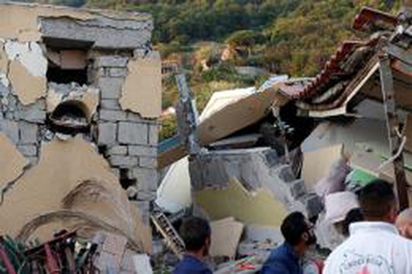Туристы покидают остров в Италии после землетрясения
