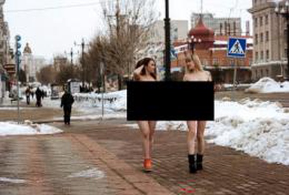 В центре зимнего Хабаровска прогулялись обнаженные девушки