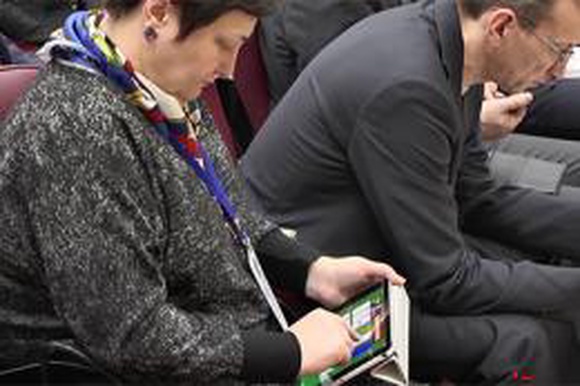 Чиновницу поймали за игрой в карты на конференции в Нижневартовске