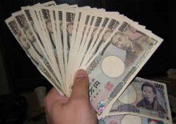 Японский рыбак выловил мешок с деньгами