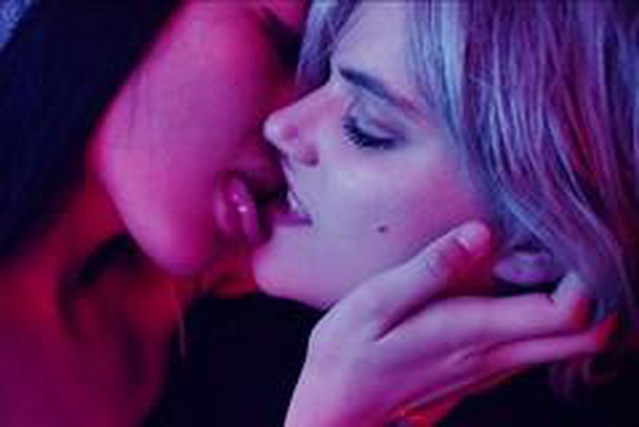 Calvin Klein выпустил ролик в жанре эротического селфи
