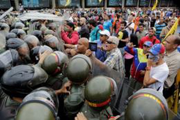 Около 70 человек погибли в ходе протестов в Венесуэле