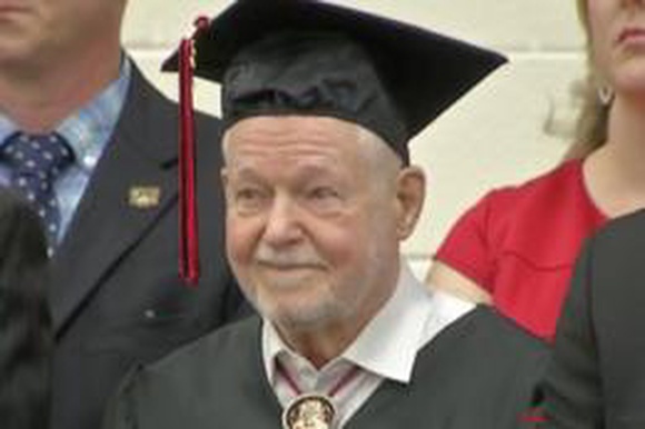 Ветеран Второй мировой закончил школу в 92 года