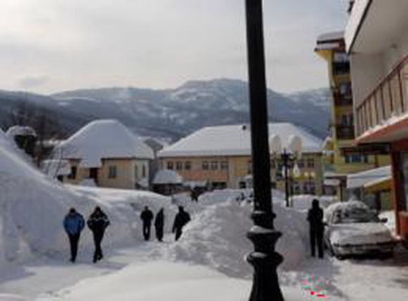 В Черногории поезд с людьми третьи сутки стоит в снегу