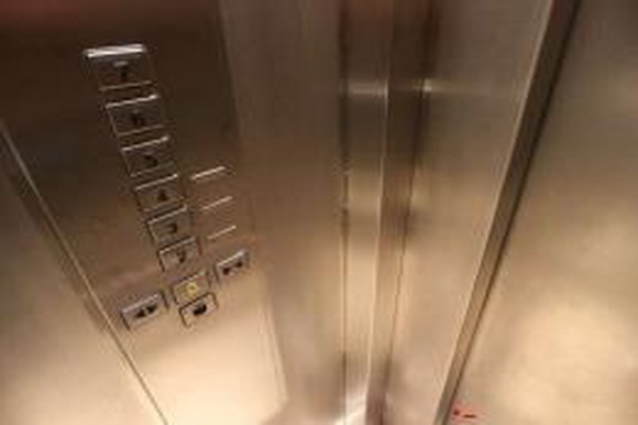 В офисном центре «Биг Бен» упал лифт с людьми