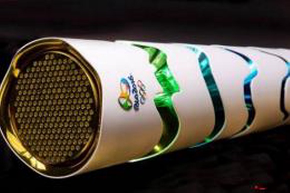 Блогеры разобрали на части олимпийский факел (ВИДЕО)