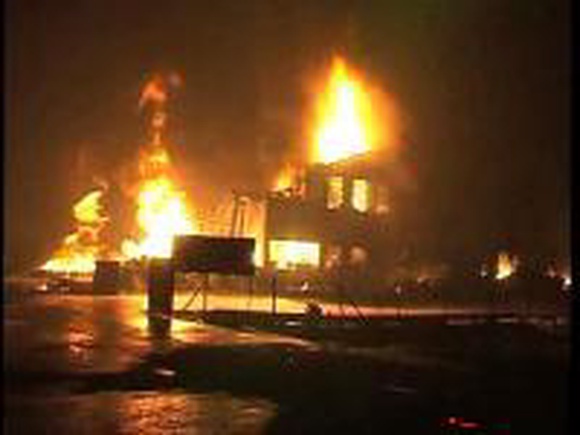 В США загорелся химический завод. Проводится эвакуация населения