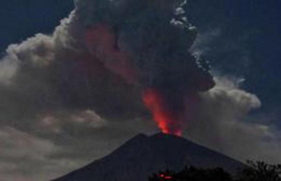 Международный аэропорт на Бали закрыли из-за активизации вулкана